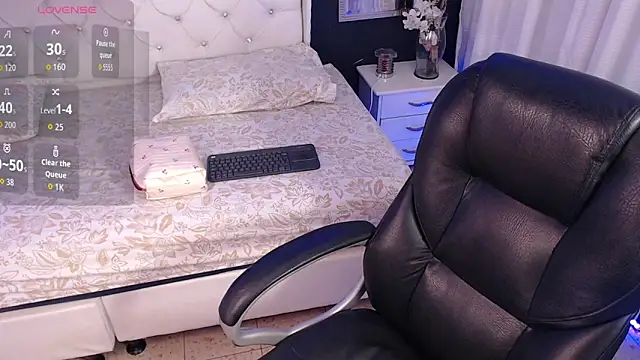 LiaVillalobos online show from October 10, 2025, 12:39 pm