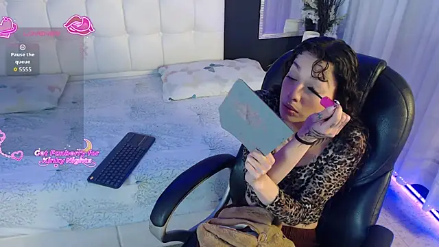 LiaVillalobos online show from December 16, 2025, 1:59 pm