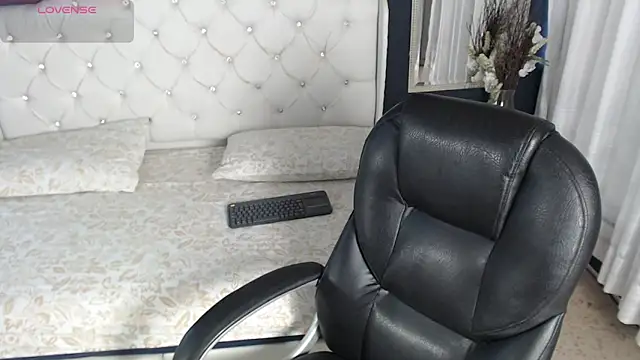 LiaVillalobos online show from September 25, 2025, 11:16 am