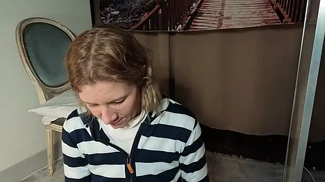 Snapshot of Lola_Belgium chatting on April 27, 2026, 4:27 pm Lola Belgium online show from April 27, 2026, 4:27 pm