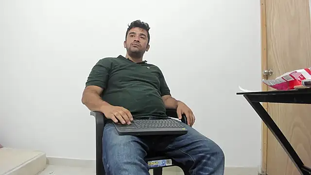 Snapshot of isearchcompany chatting on December 4, 2025, 12:31 am isearchcompany online show from December 4, 2025, 12:31 am