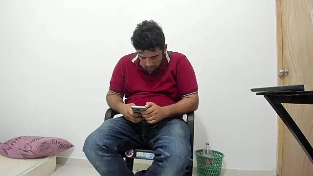 Snapshot of isearchcompany chatting on December 4, 2025, 12:37 pm isearchcompany online show from December 4, 2025, 12:37 pm