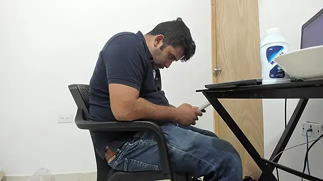 Snapshot of isearchcompany chatting on November 30, 2025, 7:31 am isearchcompany online show from November 30, 2025, 7:31 am