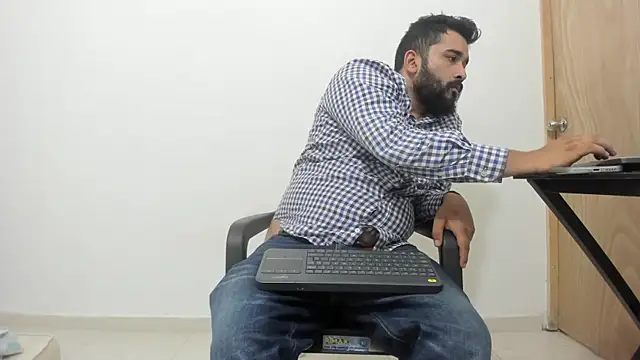 Snapshot of isearchcompany chatting on November 20, 2025, 8:09 pm isearchcompany online show from November 20, 2025, 8:09 pm