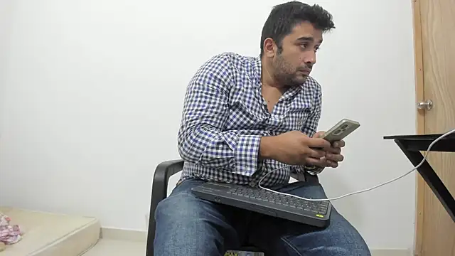 Snapshot of isearchcompany chatting on December 5, 2025, 2:00 am isearchcompany online show from December 5, 2025, 2:00 am