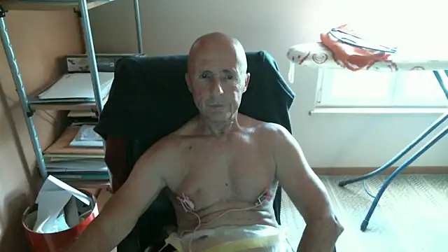 Snapshot of olibrius71 chatting on May 21, 2026, 5:54 pm olibrius71 online show from May 21, 2026, 5:54 pm