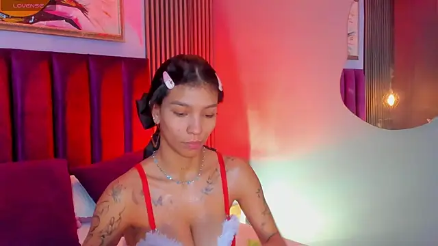 LauraAristizabal online show from December 2, 2025, 12:40 pm