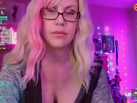 Snapshot of EmmaIsHere chatting on February 4, 2026, 2:23 pm EmmaIsHere online show from February 4, 2026, 2:23 pm