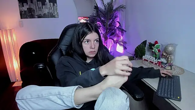 Meghan320 online show from December 15, 2025, 11:49 am