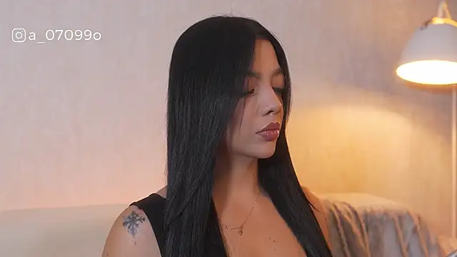 sarah hiill online show from December 19, 2025, 12:07 pm