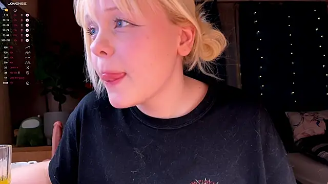 Snapshot of LisaLaas chatting on December 14, 2025, 2:55 pm LisaLaas online show from December 14, 2025, 2:55 pm