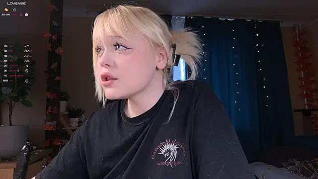 Snapshot of LisaLaas chatting on November 9, 2025, 8:51 am LisaLaas online show from November 9, 2025, 8:51 am