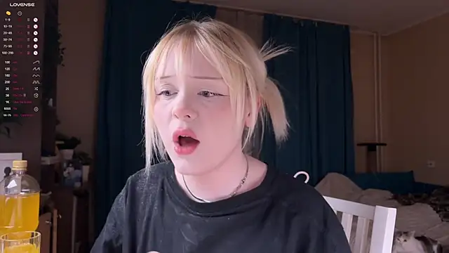 LisaLaas online show from February 27, 2026, 7:35 pm