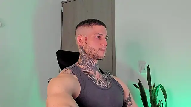  jamesleandros1 online show from February 4, 2026, 4:07 am