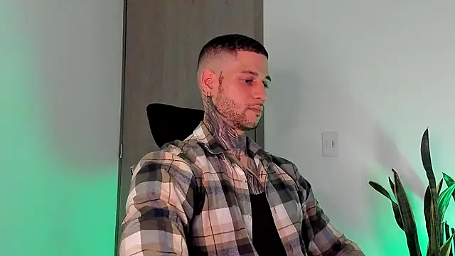  jamesleandros1 online show from February 25, 2026, 5:07 am