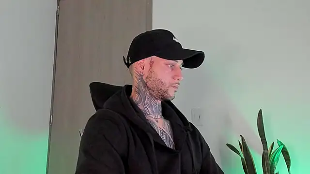  jamesleandros1 online show from February 17, 2026, 3:15 am