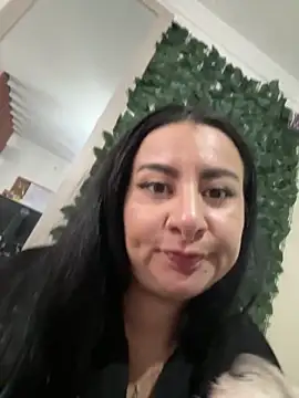 Abril Luv online show from April 18, 2026, 12:29 pm