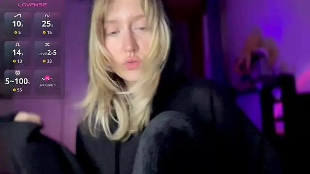 Snapshot of iilovetomatoes chatting on November 10, 2025, 7:30 pm iilovetomatoes online show from November 10, 2025, 7:30 pm