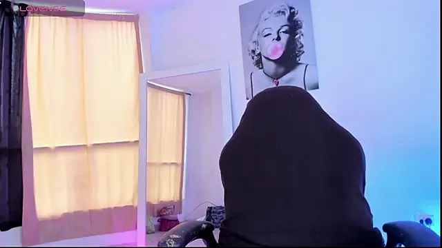 Snapshot of caroldirty chatting on October 10, 2025, 8:31 pm caroldirty online show from October 10, 2025, 8:31 pm