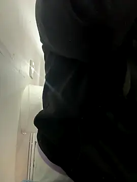 ZiaCalifa online show from November 20, 2025, 9:43 am