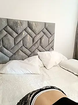 Snapshot of MIYESSI chatting on November 9, 2025, 8:35 pm MIYESSI online show from November 9, 2025, 8:35 pm