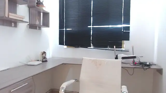 Snapshot of MIYESSI chatting on September 17, 2025, 6:54 pm MIYESSI online show from September 17, 2025, 6:54 pm