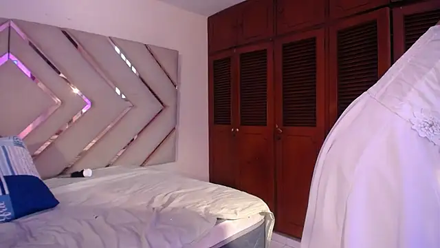 Raven foxter1 online show from November 29, 2025, 9:04 pm