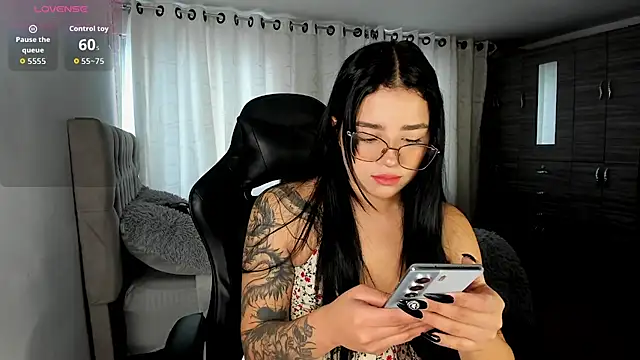 Snapshot of aliice_walker_ chatting on November 28, 2025, 6:19 pm aliice walker online show from November 28, 2025, 6:19 pm