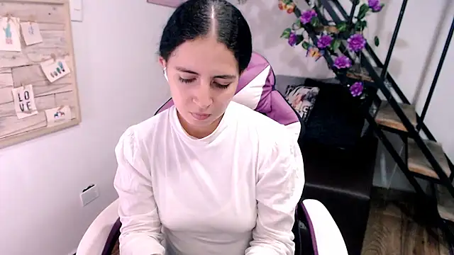 samantha baby  online show from April 16, 2026, 10:12 pm