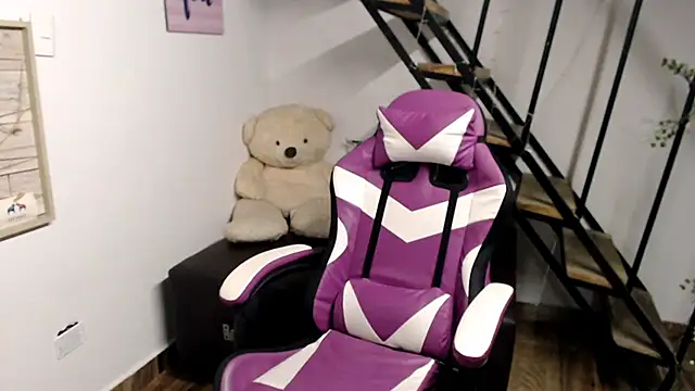 samantha baby  online show from November 19, 2025, 8:53 pm