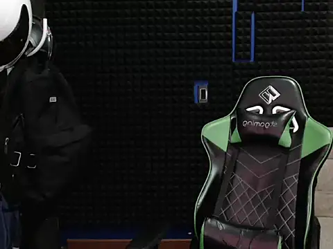 Snapshot of Curly_Angel24 chatting on October 4, 2025, 1:07 am Curly Angel24 online show from October 4, 2025, 1:07 am