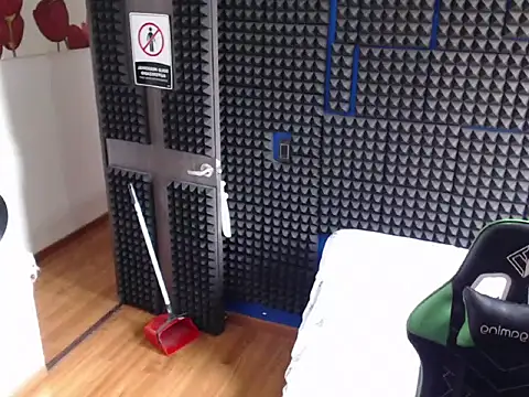 Snapshot of Curly_Angel24 chatting on November 28, 2025, 5:13 pm Curly Angel24 online show from November 28, 2025, 5:13 pm