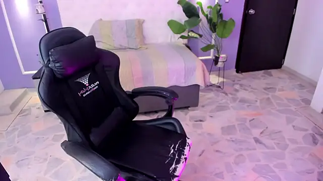 martinasaez online show from April 15, 2026, 7:51 pm