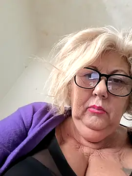 Snapshot of Merilulla chatting on November 10, 2025, 8:41 am Merilulla online show from November 10, 2025, 8:41 am