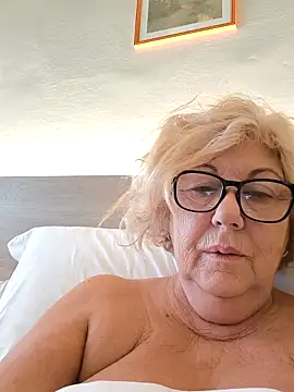 Snapshot of Merilulla chatting on November 15, 2025, 9:35 am Merilulla online show from November 15, 2025, 9:35 am