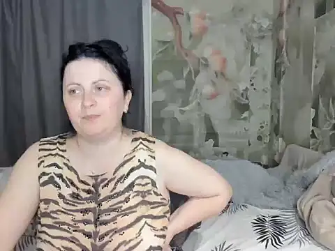 Snapshot of Lillian2 chatting on November 6, 2025, 2:15 am Lillian2 online show from November 6, 2025, 2:15 am