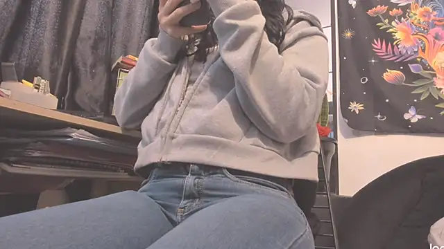 MYFAVOURITESTRAGER online show from September 10, 2025, 3:33 pm