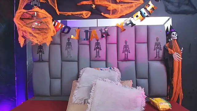 Snapshot of _MiaBrown_ chatting on October 28, 2025, 12:04 pm MiaBrown online show from October 28, 2025, 12:04 pm