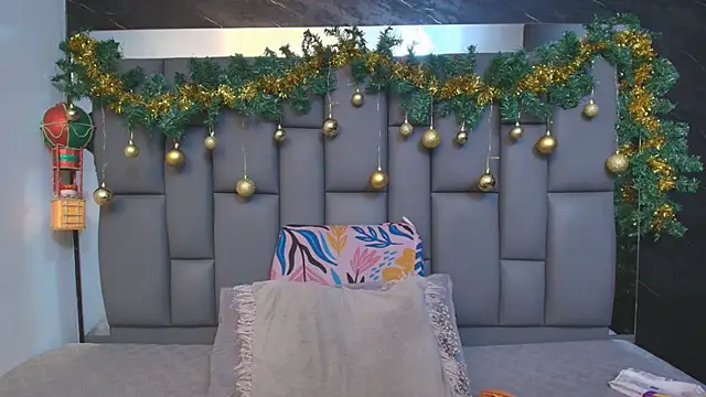 Snapshot of _MiaBrown_ chatting on December 15, 2025, 12:11 pm MiaBrown online show from December 15, 2025, 12:11 pm