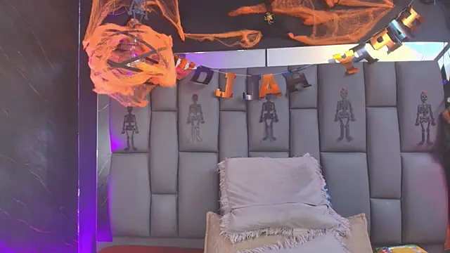 Snapshot of _MiaBrown_ chatting on November 1, 2025, 12:10 pm MiaBrown online show from November 1, 2025, 12:10 pm