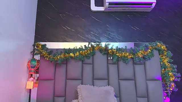 Snapshot of _MiaBrown_ chatting on December 4, 2025, 12:04 pm MiaBrown online show from December 4, 2025, 12:04 pm