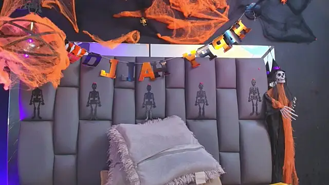 Snapshot of _MiaBrown_ chatting on October 27, 2025, 12:06 pm MiaBrown online show from October 27, 2025, 12:06 pm