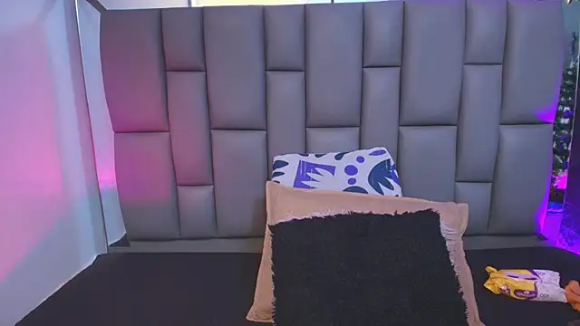 Snapshot of _MiaBrown_ chatting on November 25, 2025, 12:05 pm MiaBrown online show from November 25, 2025, 12:05 pm