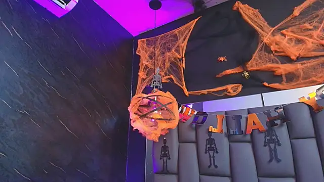 Snapshot of _MiaBrown_ chatting on October 29, 2025, 12:04 pm MiaBrown online show from October 29, 2025, 12:04 pm