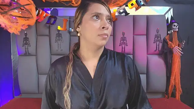 Snapshot of _MiaBrown_ chatting on October 30, 2025, 12:14 pm MiaBrown online show from October 30, 2025, 12:14 pm