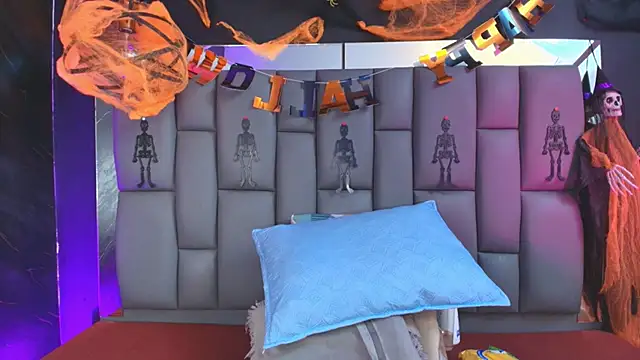 Snapshot of _MiaBrown_ chatting on October 24, 2025, 12:04 pm MiaBrown online show from October 24, 2025, 12:04 pm