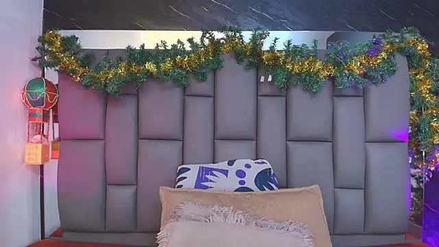 Snapshot of _MiaBrown_ chatting on December 5, 2025, 12:04 pm MiaBrown online show from December 5, 2025, 12:04 pm