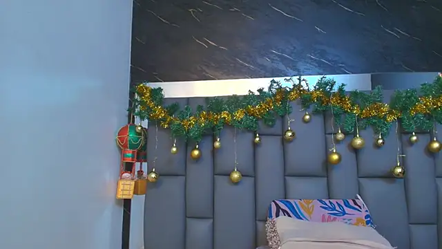 Snapshot of _MiaBrown_ chatting on December 16, 2025, 12:09 pm MiaBrown online show from December 16, 2025, 12:09 pm