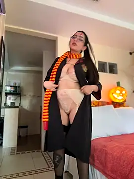 Nicollemays online show from October 16, 2025, 5:21 pm