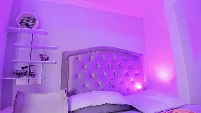 Snapshot of CamileHolmes chatting on February 3, 2025, 8:13 am CamileHolmes online show from February 3, 2025, 8:13 am